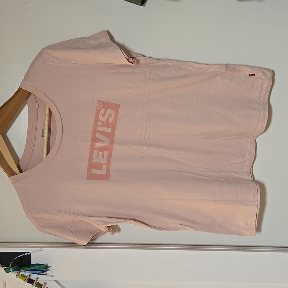 New without tags Levi's Pink 1X Graphic Tshirt